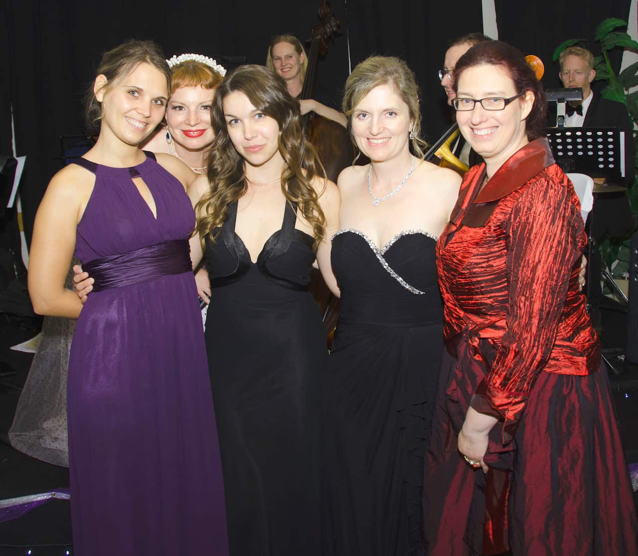 Das Ballkommitee bestehend aus Marion Lehner, Magdalena Fohringer, Eva-Maria Heikenwälder, Eva Murer und der Opernsängerin Isabelle Hertaeg