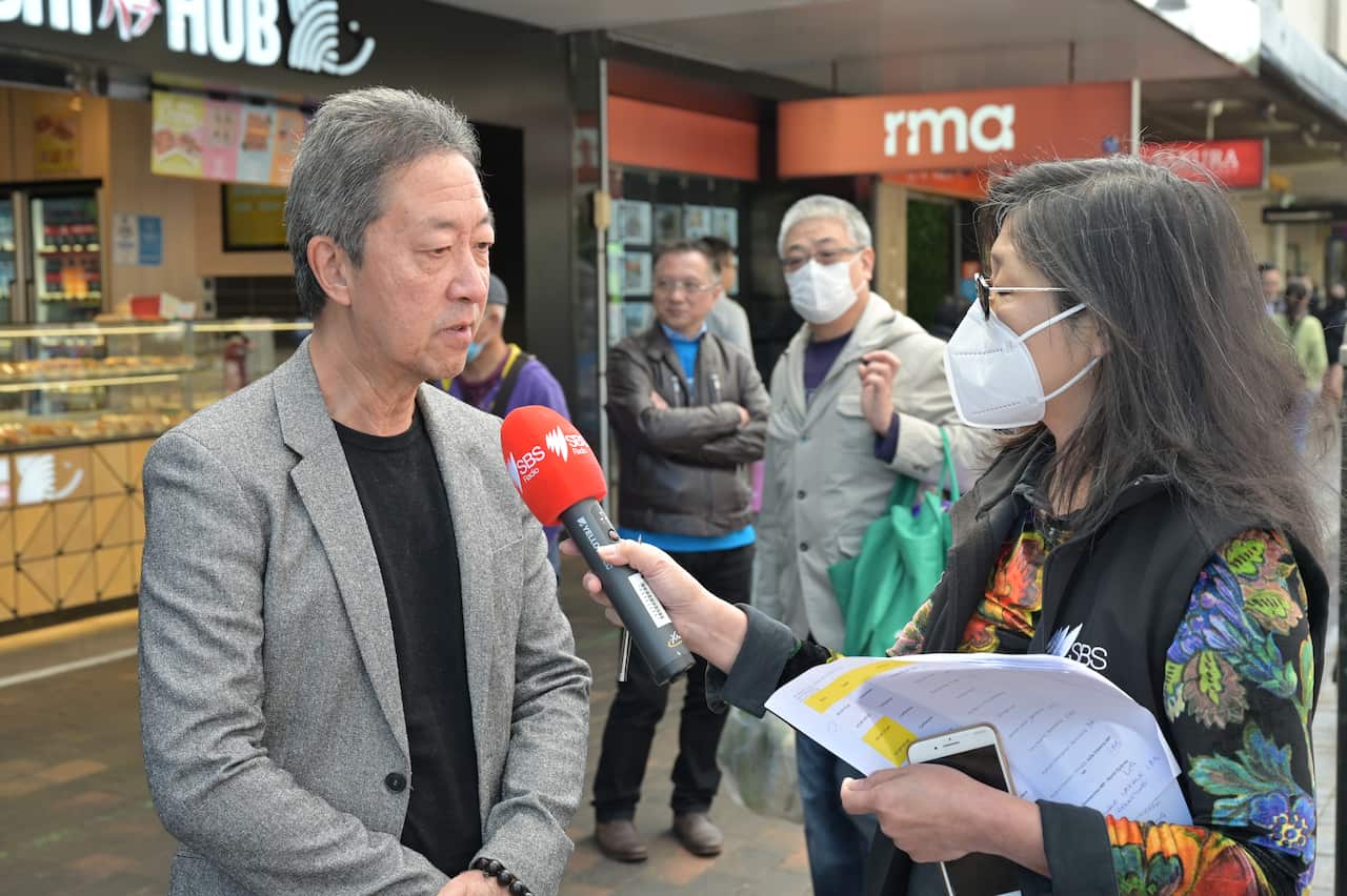 Chinese Australian voter Simon Chan speaking to SBS Chinese's Selina Kong at a recent Election Exchange event in Eastwood, Sydney