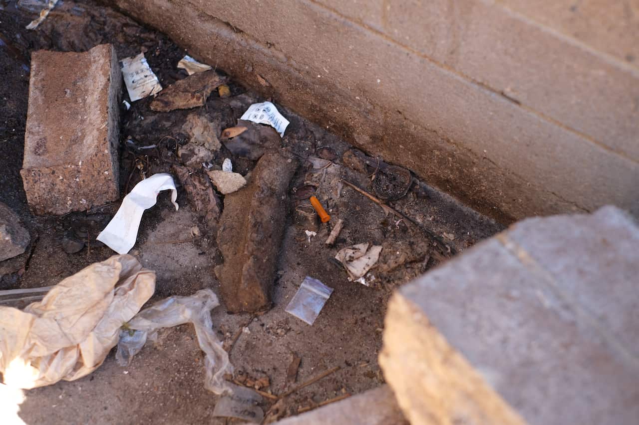 Kim và ống chích đã sử dụng tại một góc đường trong khu dân cư ở Richmond