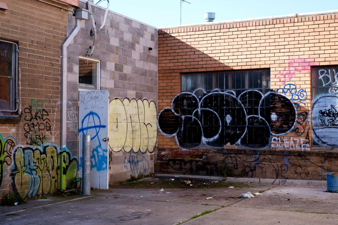 Một góc đường ở Richmond nơi các con nghiện thường xuyên tụ tập, với nhiều kim tiêm, ống chích còn sót lại