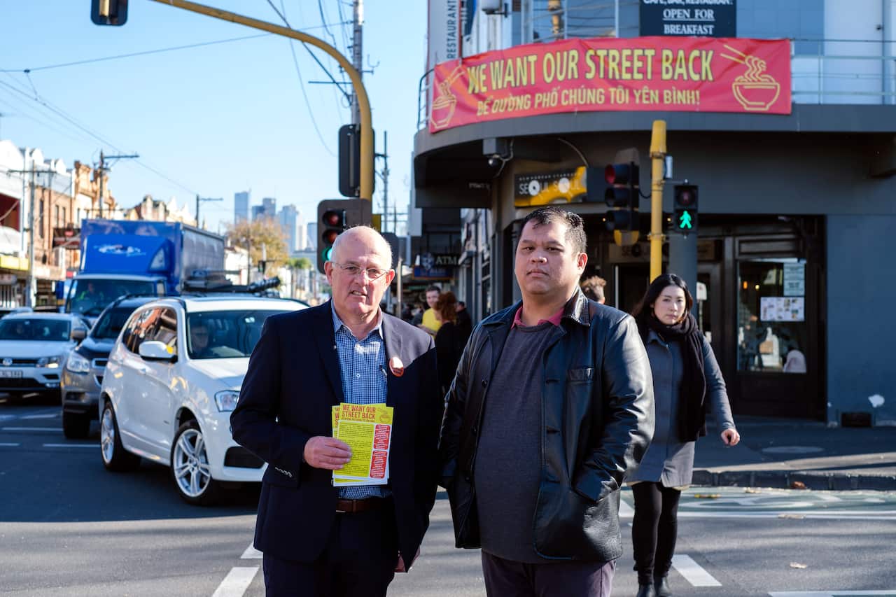 Ông Herschel Landes, cựu chủ tịch của Hội thương gia đường Bridge Road và ông Meca Ho, chủ tịch hội thương gia Victoria St (phải)