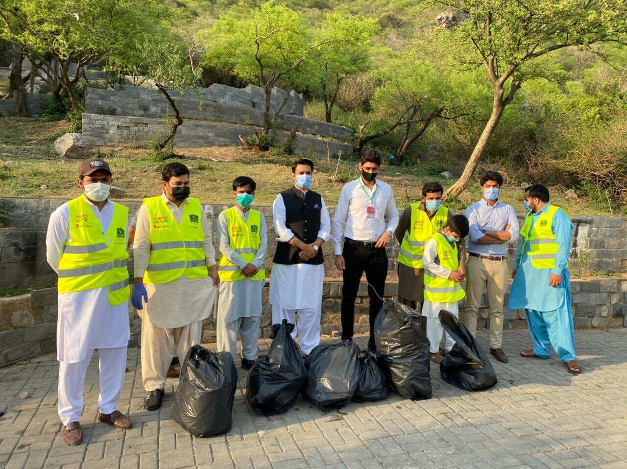 A group of volunteers after cleaning Margalla Hills with Islamabad's Deputy Commissioner Hamza Shafqaat.