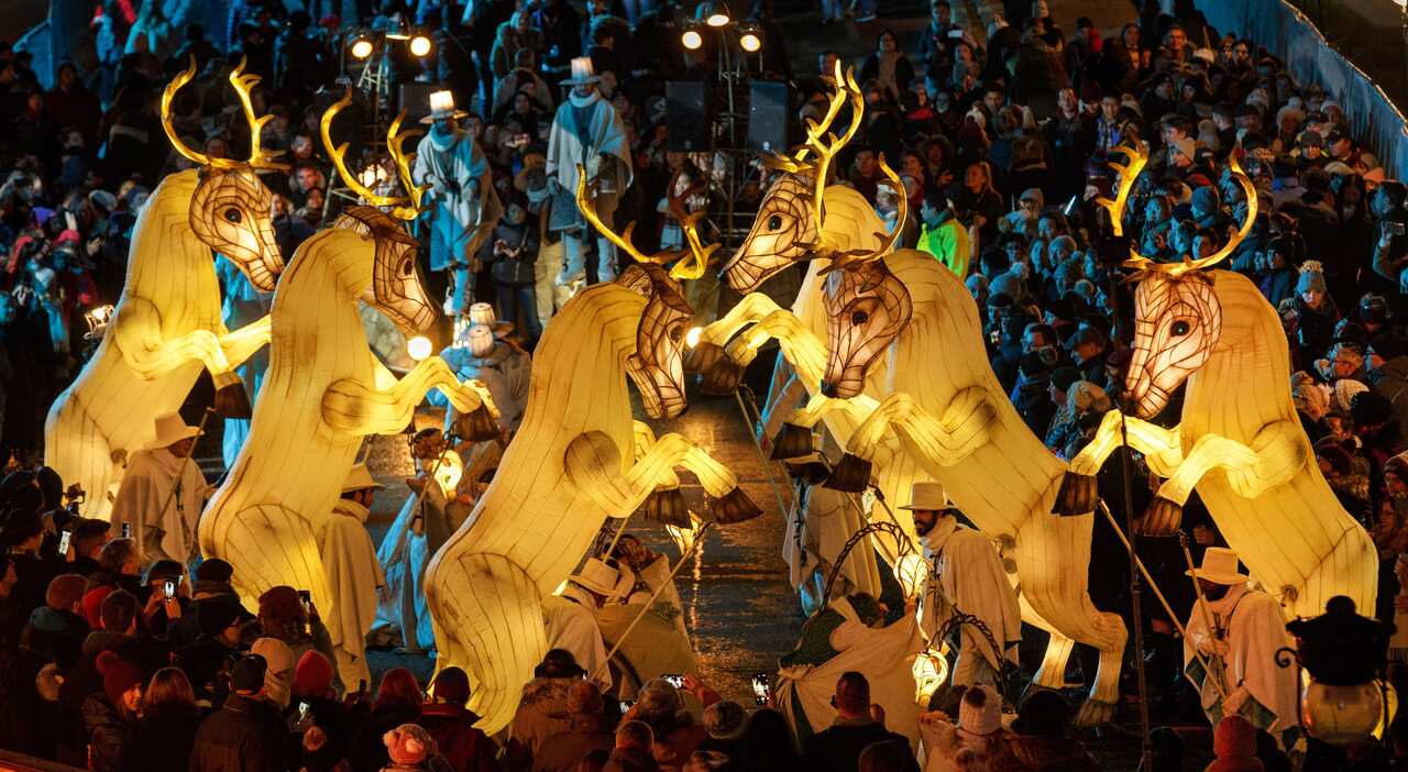 epa08096983 Cei Remue Menage from France perform during Hogmanay celebrations in Scotland's capital, Edinburgh, Britain, 31 December 2019.  EPA/Robert Perry  HANDOUT EPA COMMERCIAL FEED/EDITORIAL USE ONLY/NO SALES
