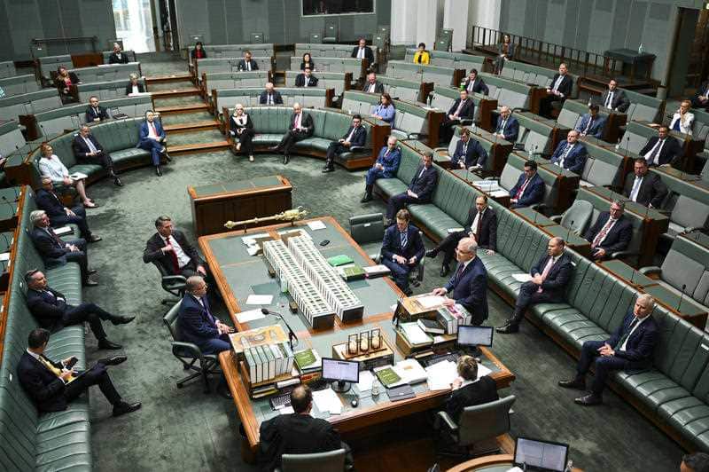 Wabunge washiriki katika kikao cha bunge la taifa, chini ya sheria zawatu kujitenga mita tatu mjini Canberra, ACT.