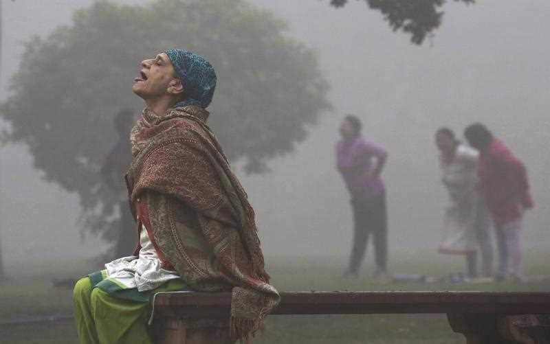 An Indian man with his face covered with a cloth walks amid heavy smog in New Delhi, India, 08 November 2017. People in the Indian capital city are struggling with heavily polluted air as air quality hit 'severe levels,' according to reports.