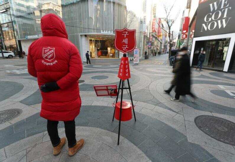 Pandemic empties streets, yet Red Kettle standing still