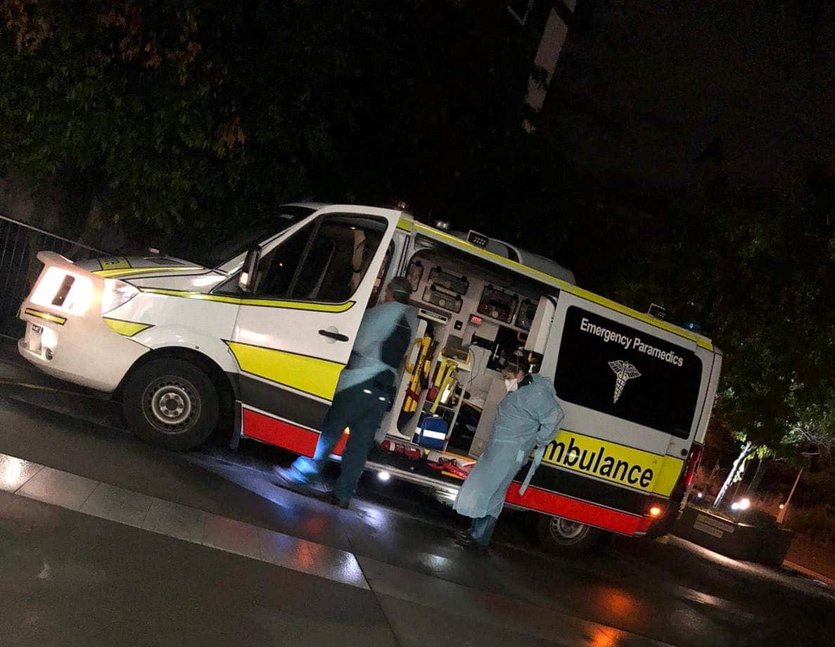 รถพยาบาลที่มารับคุณเบียร์โดยเจ้าหน้าที่แต่งตัวด้วยชุดป้องกันเชื้อ