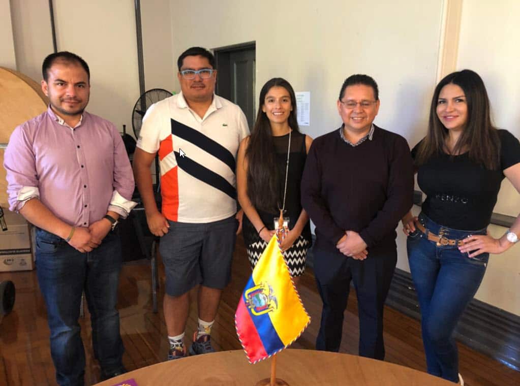 Miembros de la Junta Receptora del Voto en Sídney, Australia.