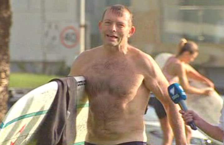 นายโทนี แอบบ็อตต์ ไม่ต้องการออกความเห็นเกี่ยวกับอนาคตของ นายมัลคัล์ม เทิร์นบุลล์ หลังจากที่เล่นเซิร์ฟที่ชายหาดแมนลี