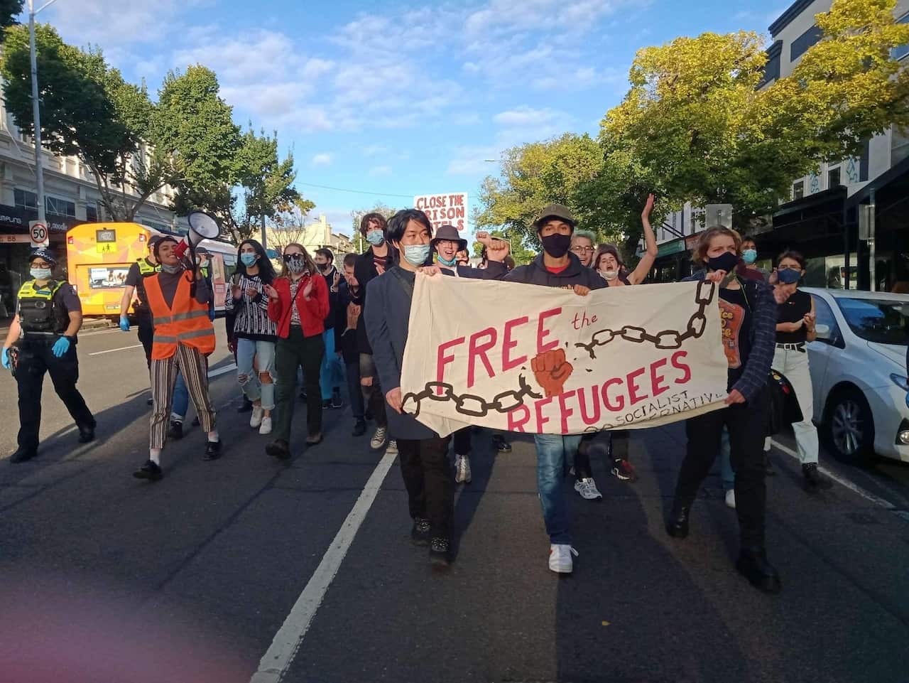 Eddy（前排右三）參與關注難民羈留問題示威。