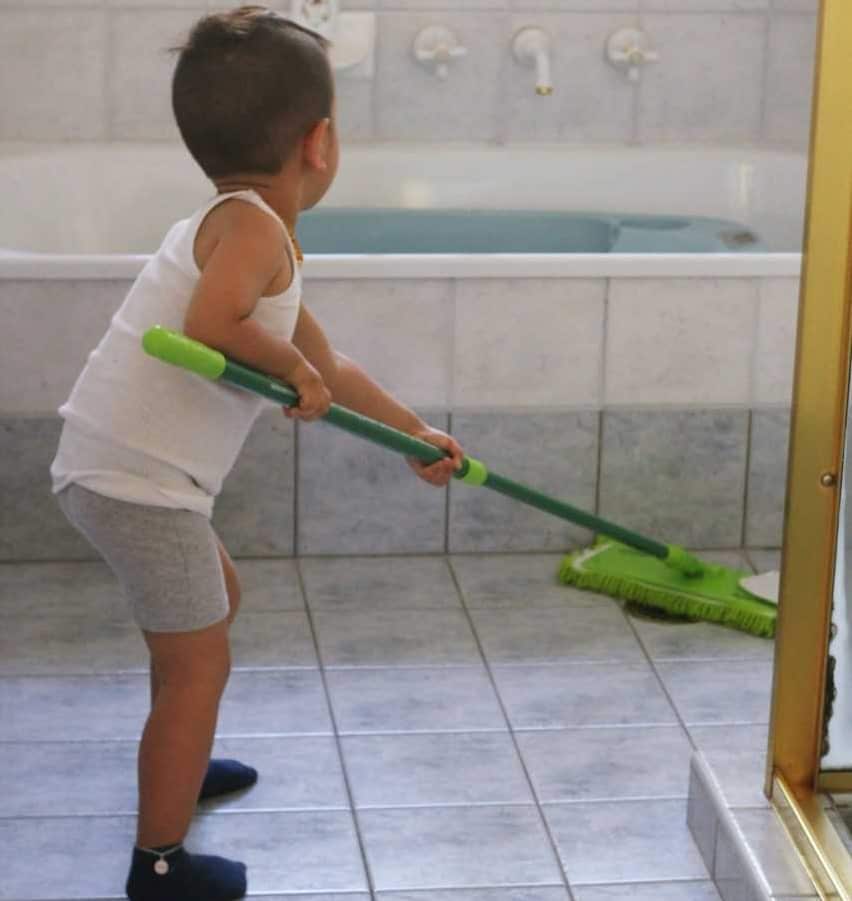 Subi tự giác lau dọn nhà tắm theo lịch phân công của mẹ