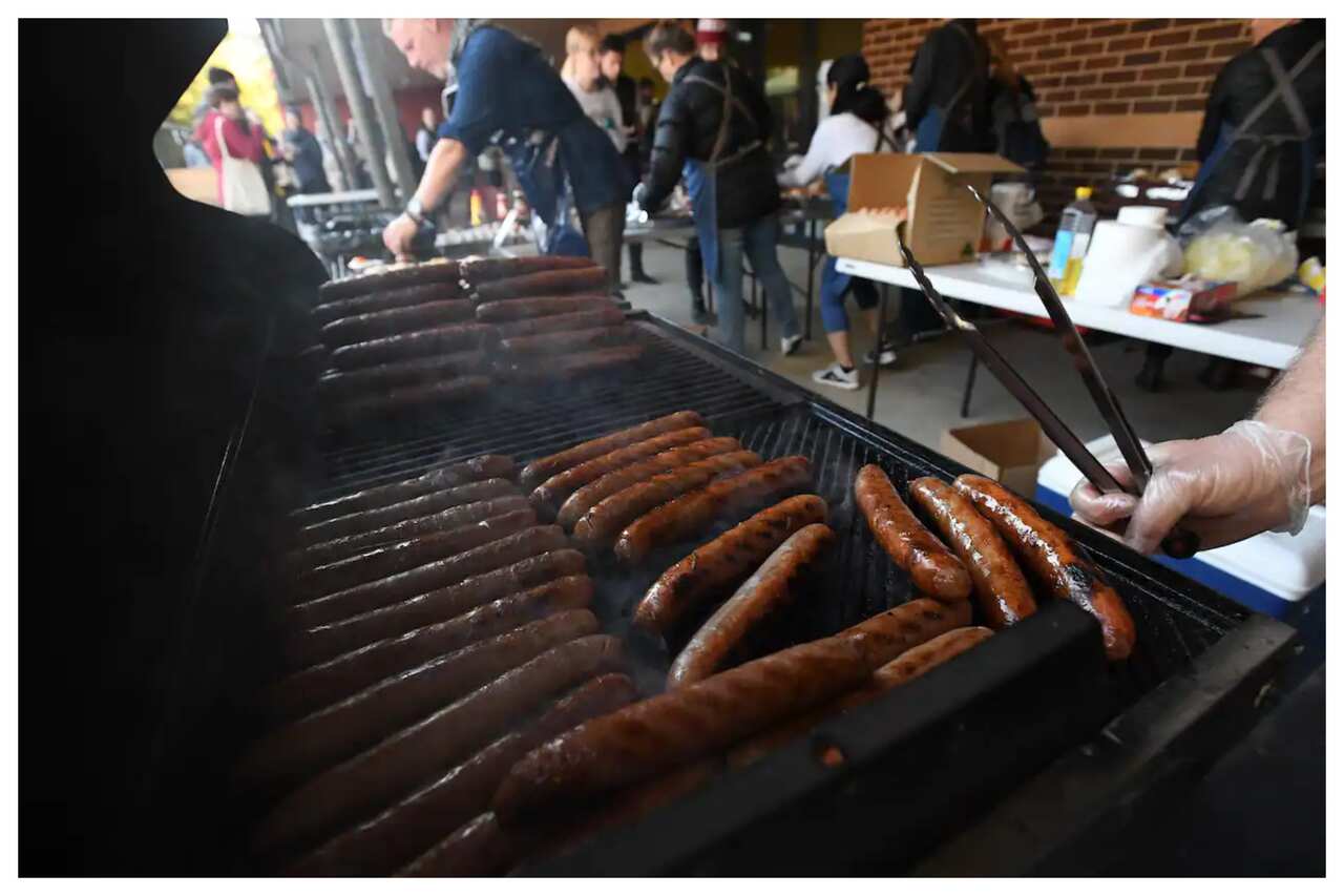 แซนด์วิชไส้กรอก ที่ขายเพื่อเรี่ยไรเงินเพื่อหน่วยงานในชุมชน ที่ศูนย์เลือกตั้งต่างๆ