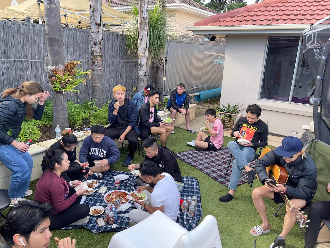 งานสังสรรค์กันเล็กๆ ที่ทั้งผู้เล่นและกองเชียร์ของทีมช้างศึกมารวมตัวกันที่บ้านคุณ Gary Read ผู้จัดการทีม