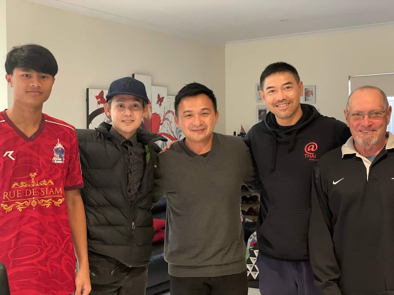 (เรียงจากซ้าย) น้องฟลุ๊ค จักรกฤษณ์ สุวรรณคต  คุณเปิ้ล ณัฐชนน เอี่ยมปลัด คุณแบงค์ กิติพงษ์ กังวลกิจ คุณเอ สุวิรัชต์ ลมลอย และคุณแกรี่ รีด ผู้จัดการทีม