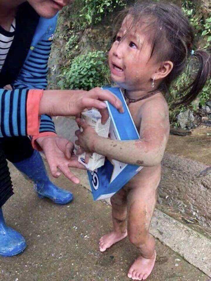 Em bé Hà Giang nhận quà sau lũ
