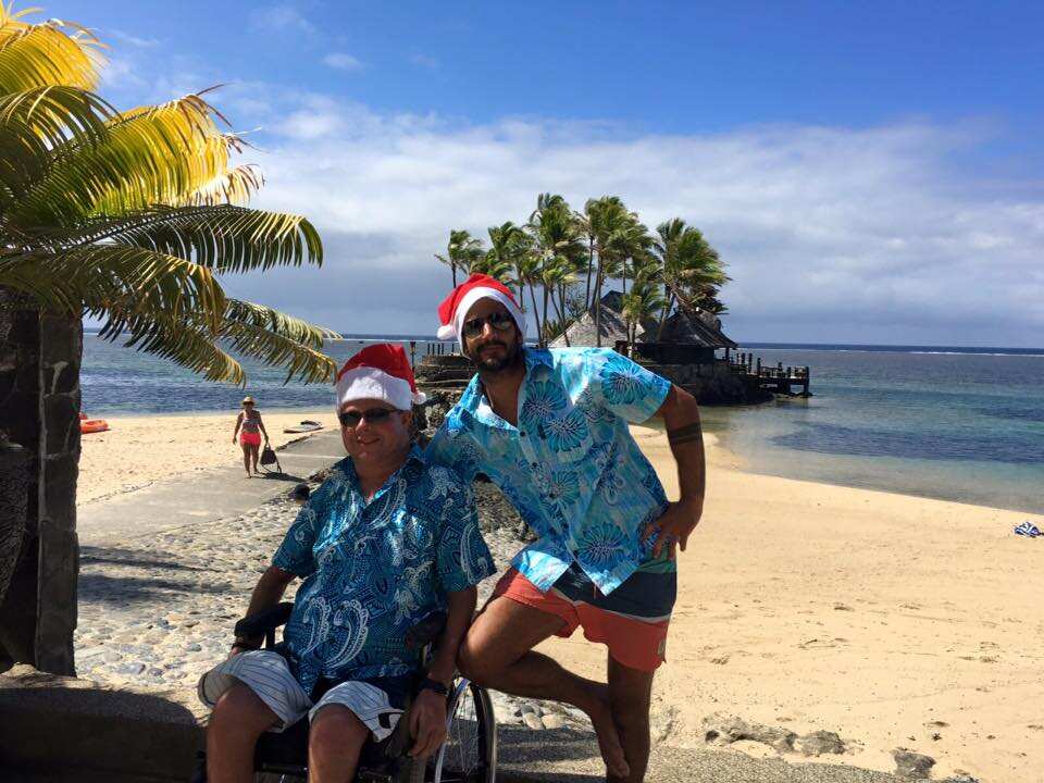 Emiliano aceptó trabajar como cuidador de Philip. Y hoy son grandes amigos que viajan por el mundo.