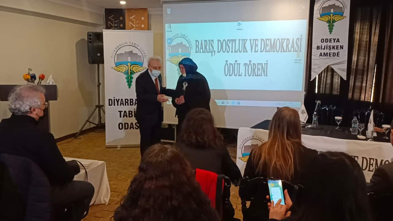 Emine Şenyaşar receiving her peace prize