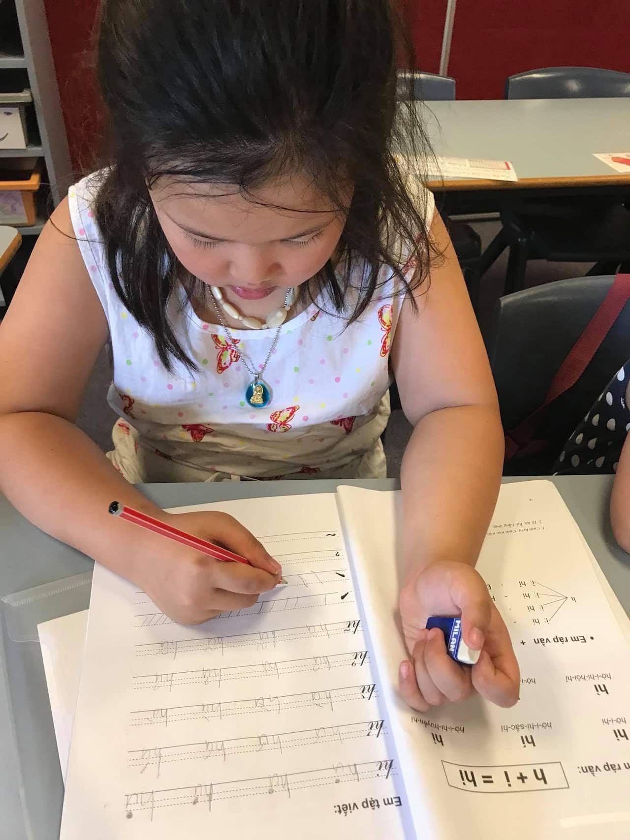 Em tập viết tiếng Việt