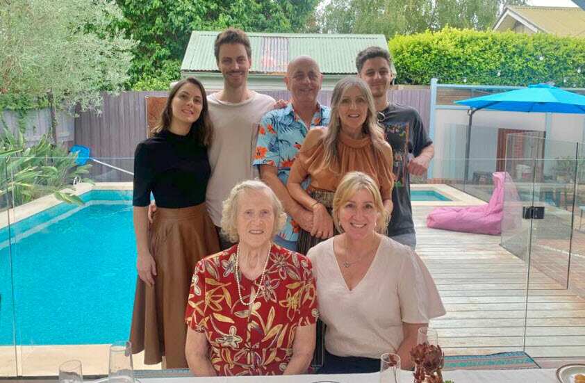 Foto di gruppo della famiglia Whinnen, con Giulia imbucata accanto a Errol