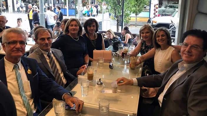 Η Άντζελα Βέλου (τρίτη από δεξιά), με μέλη της "Εστίας". 