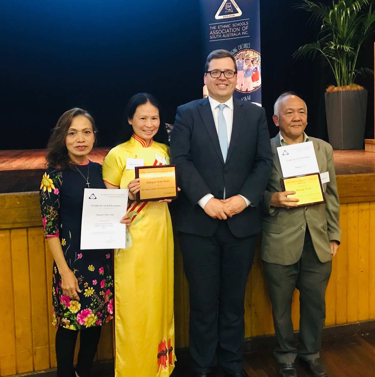 Cô Trần Kim Khuyên ̣(mặc áo dài) và thầy Lê Thượng Vị đoạt giải Giáo viên Sắc tộc Xuất sắc bậc Tiểu học và Trung học năm 2018