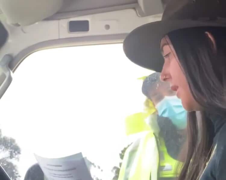 Eve Black dalam videonya yang viral membaca panduan berisi jawaban untuk menolak pemeriksaan polisi.