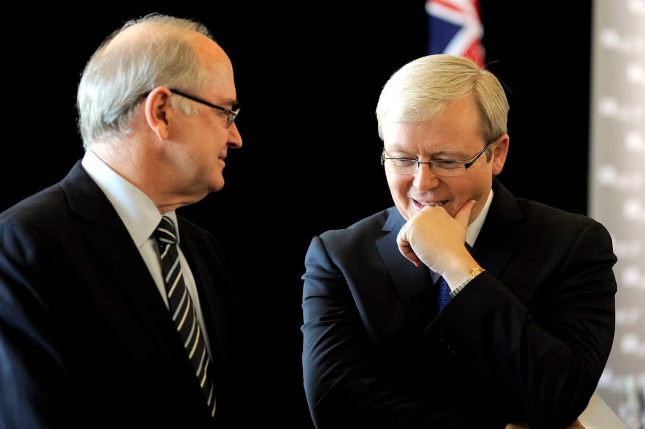 Ross Garnaut speaks to Kevin Rudd in 2009.