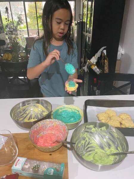 Baking session ni Kyra sa kanilang bahay.