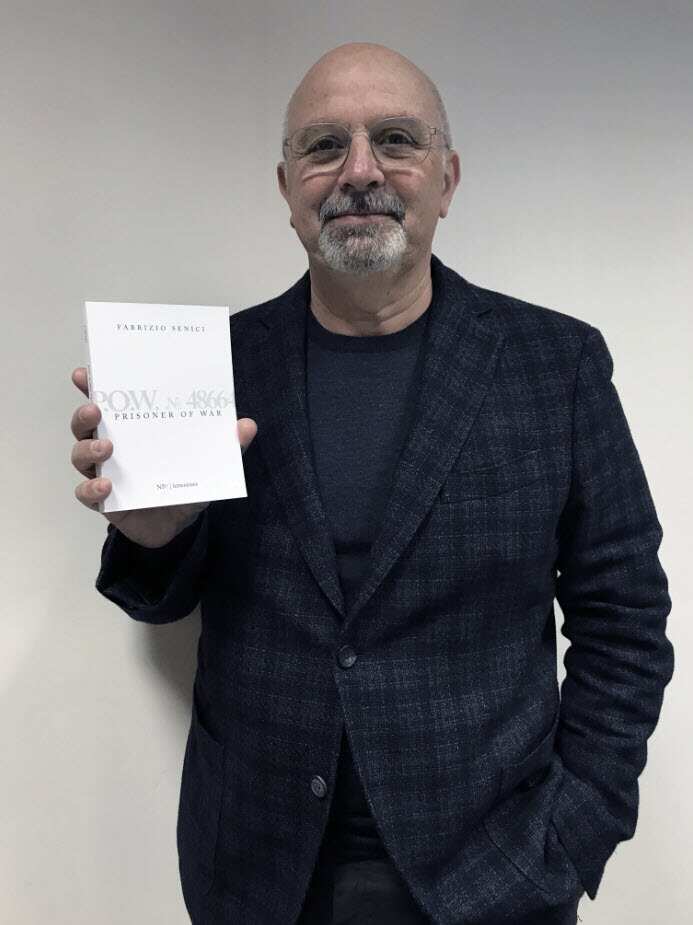 Fabrizio Sanici con una copia del suo libro "P.O.W. n. 48664. Prisonner of war".