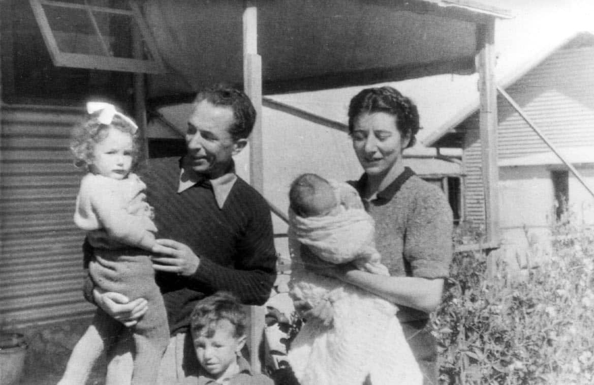La famiglia Reginato a Tatura nel 1944.
