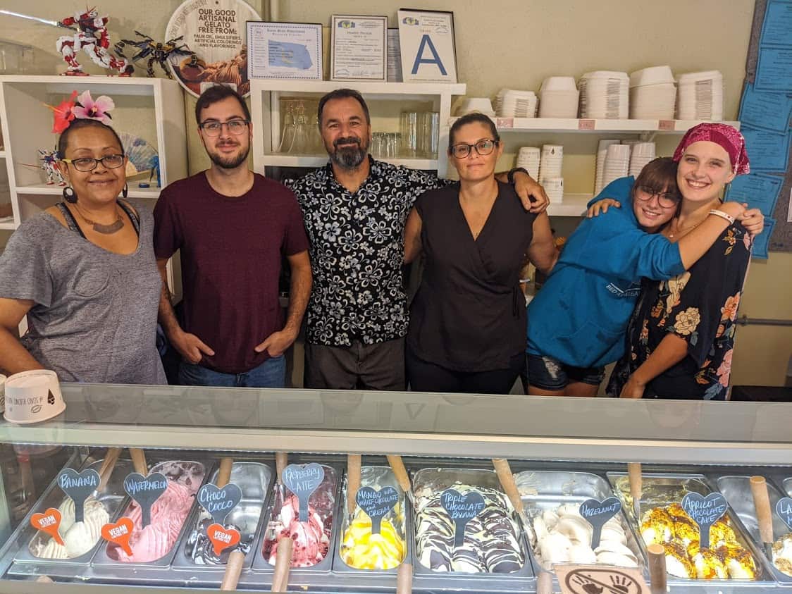 Heather Isimang, Jacopo e Stefano Tansella, Eleonora Azzalini, Emma Tansella, Jada Avesani nella gelateria 'L'Amarena' di Koror, capitale di Palau.