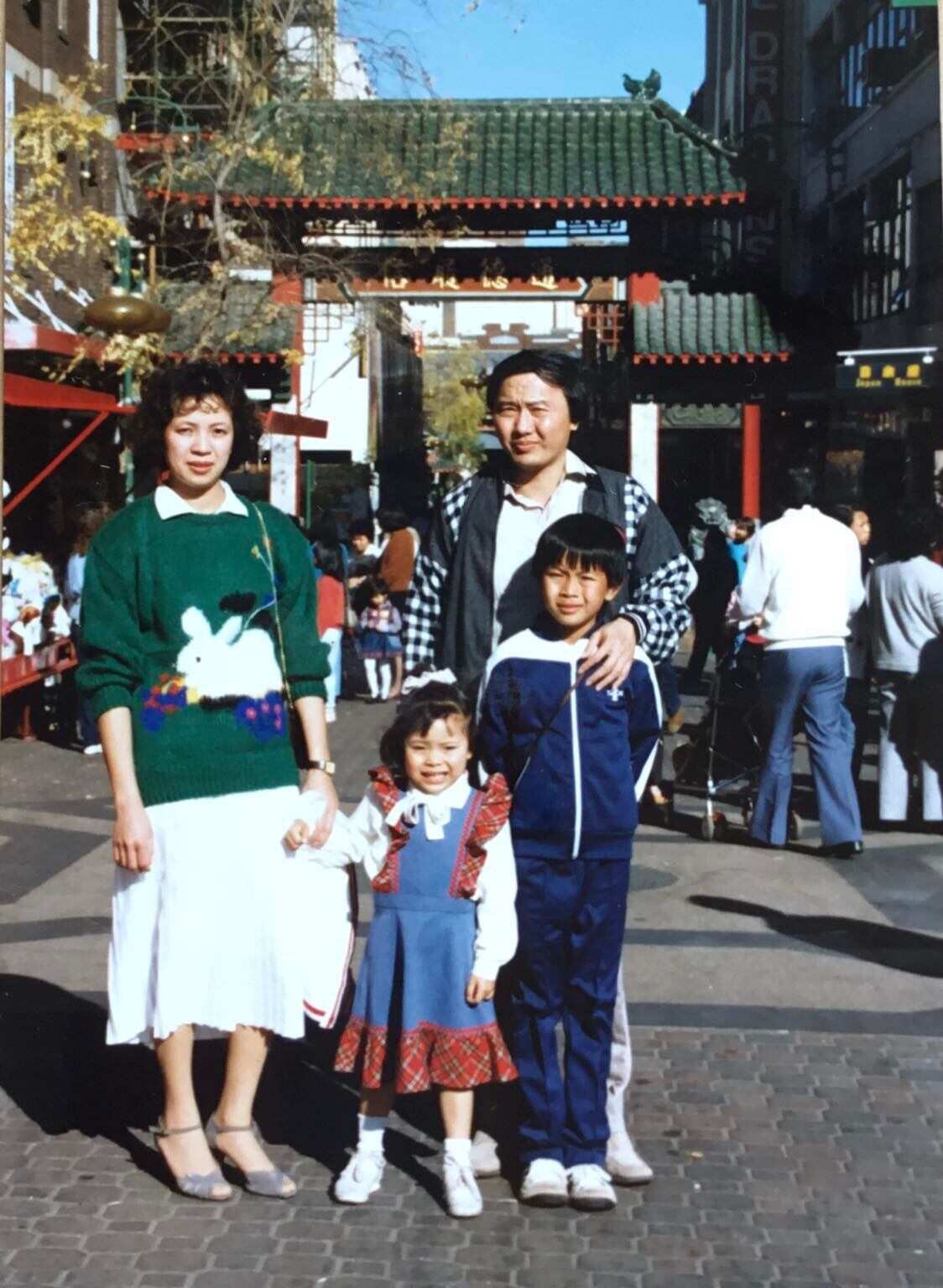 陈莎莉与父母、哥哥合影。