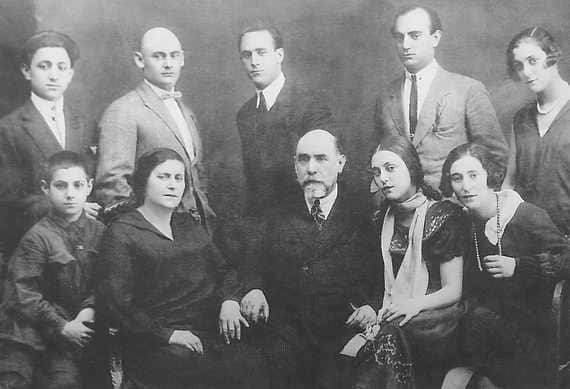 Family Messerer. From left to right siting: Alexander, Sima Moiseevna (mother), Mikhail Borisovich (father), Rakhil and Elizaveta. Standing: Emmanuil, Azary, Asaf, Mattany and Sulamith