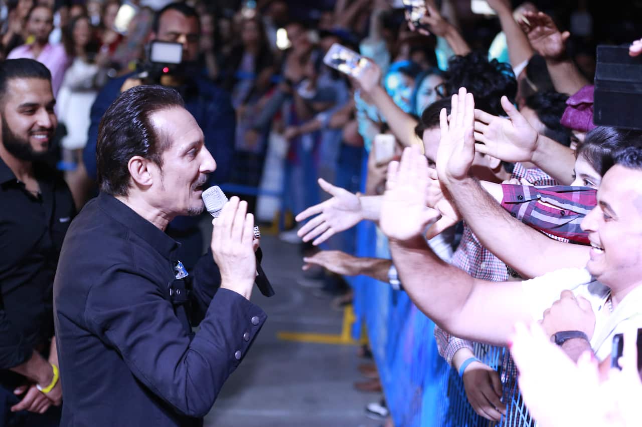 آقای دریا می‌گوید که آمده است تا ثابت کند که «موسیقی مردنی نیست».