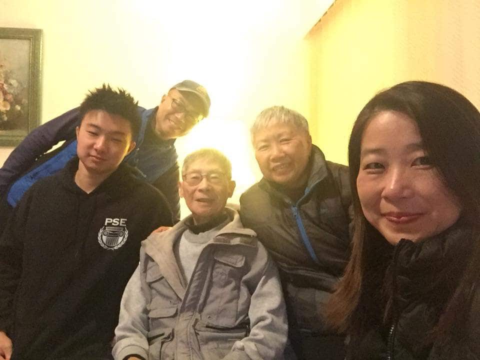 Caroline與家人的合照