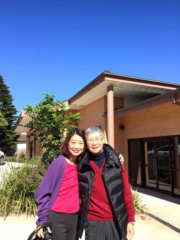 Caroline與爸爸的合照。