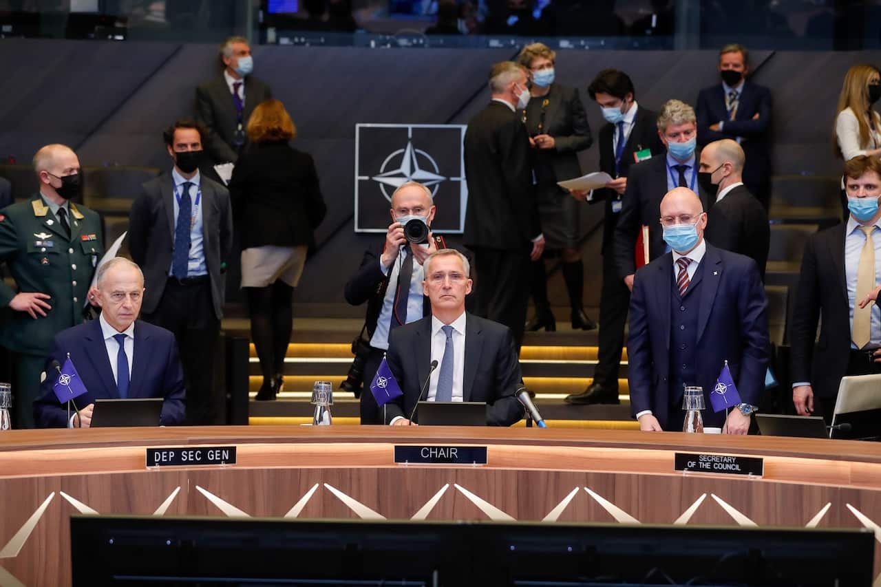 Secretário geral da NATO, Jens Stoltenberg (c) no arranque do encontro da NATO no âmbito da situação na Ucrânia, a 25 February 2022.   