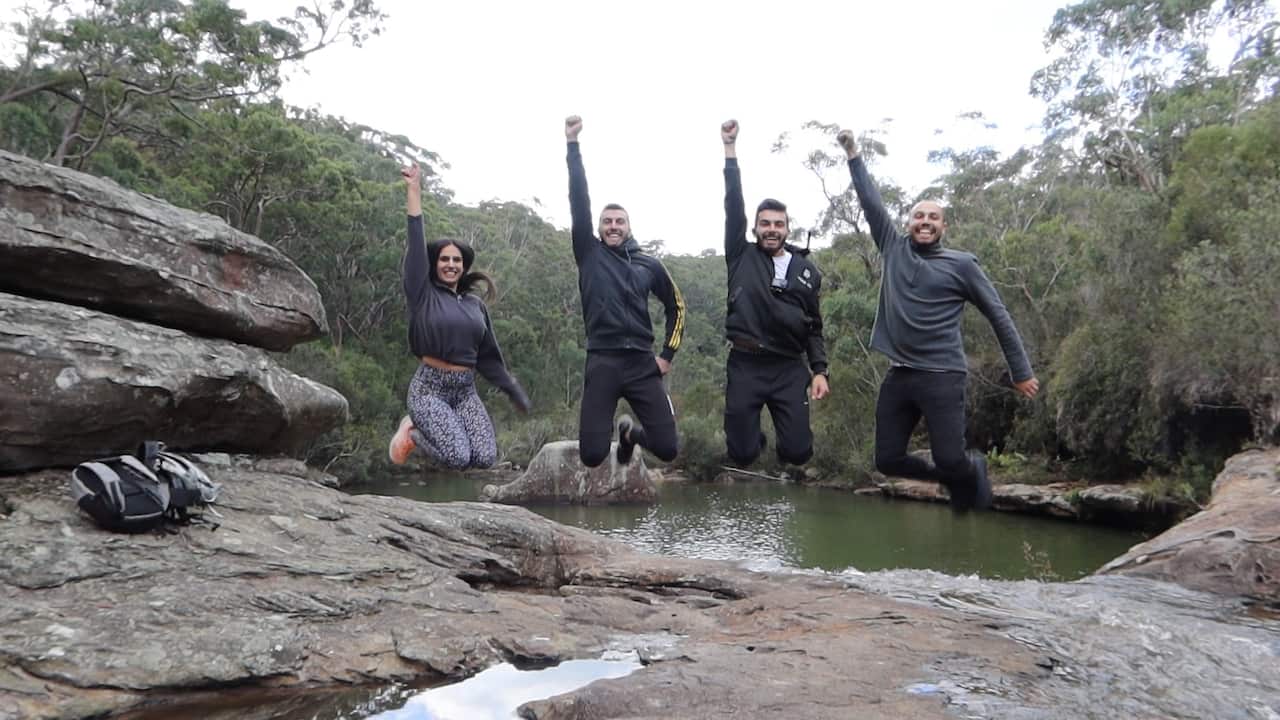 فادي قزي مع فريق التصوير في رحلات  استراليا 