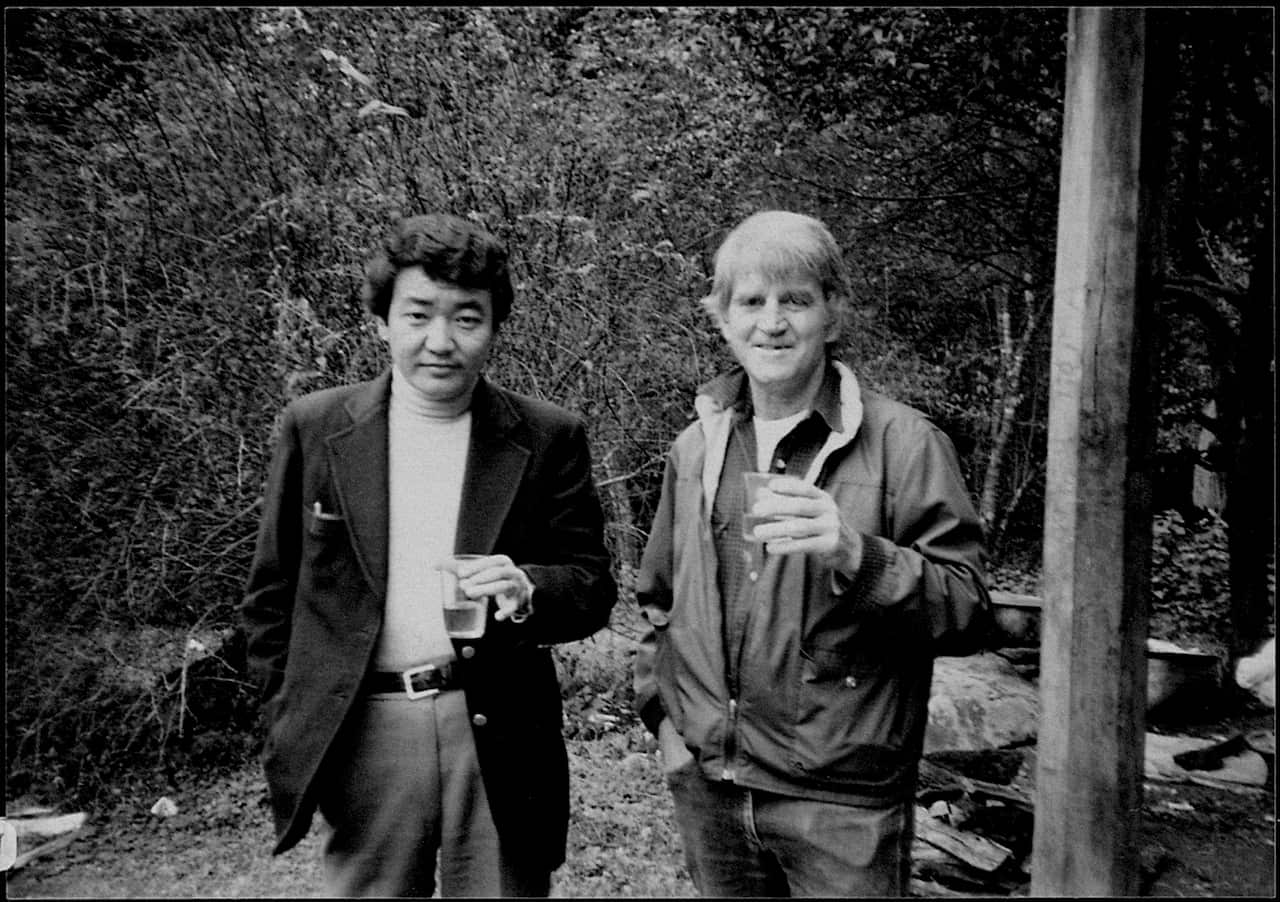 Dr Hollows and Dr Ruit toasting over a drink, in 1980.