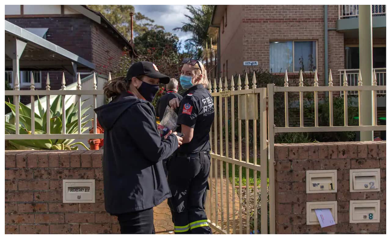 เจ้าหน้าที่ดับเพลิงไปเคาะประตูบ้านของประชาชนเพื่อให้ความรู้เรื่องความปลอดภัยจากอัคคีภัยในฤดูหนาว