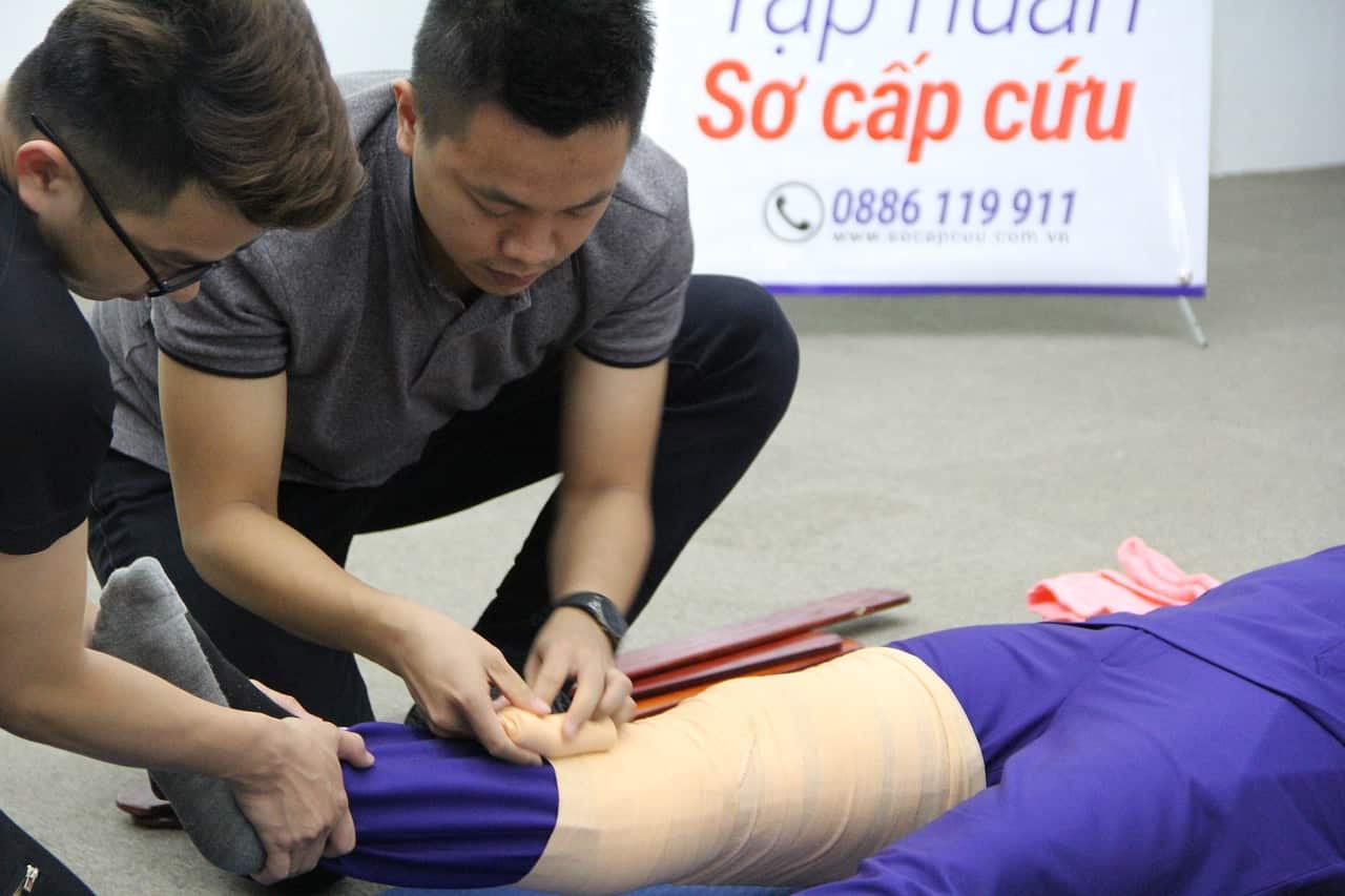 เมื่อถูกงูกัดต้องใช้ผ้าพันแผลพันขาที่ถูกงูกัดให้แน่นและจำกัดการเคลื่อนไหว และเรียกรถพยาบาล