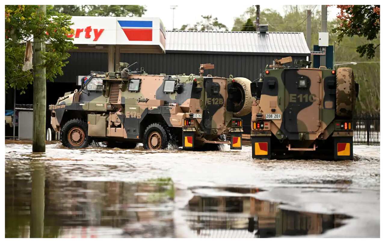 ยานพาหนะของกองทัพออสเตรเลียขับฝ่าน้ำท่วมเมื่อวันที่ 31 มีนาคม 2022 ในเมืองลิสมอร์ รัฐนิวเซาท์เวลส์