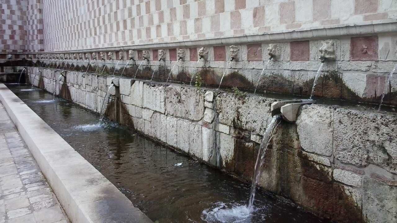 Un particolare della fontana delle 99 cannelle dell'Aquila