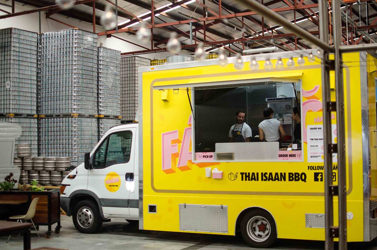 ทีมงานกำลังเตรียมอาหารก่อนนำรถฟู้ดทรักขับไปขายอาหารตามงานต่างๆ 