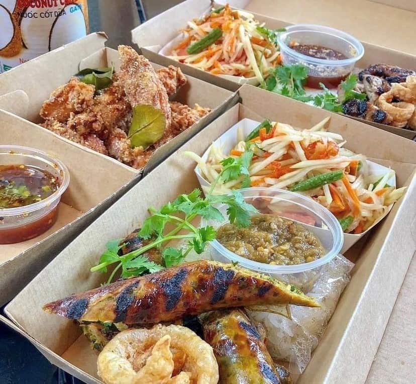 อาหารจากฟู้ดทรักของคุณเอด้า ที่สะดวกสำหรับการเดินหรือยืนรับประทาน