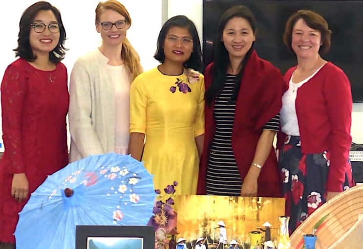 PGS TS Sarah Verdon (thứ 2 từ trái sang) và các đồng nghiệp nhóm nghiên cứu VietSpeech