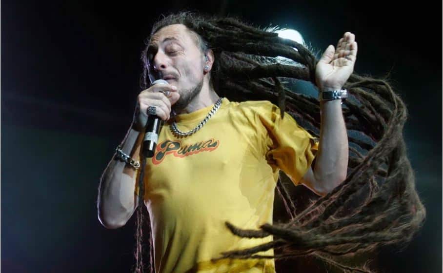Bunna, pseudonimo di Vitale Bonino, è il cantante e chitarrista classe 1964, fondatore del gruppo Africa Unite
