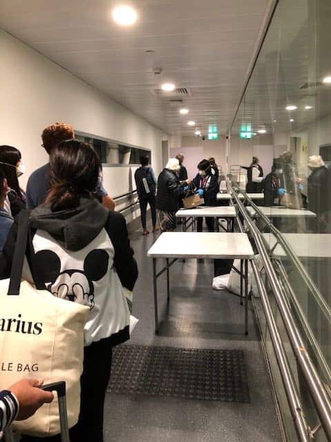 Control en aeropuerto de Santiago de Chile antes de subir al avión