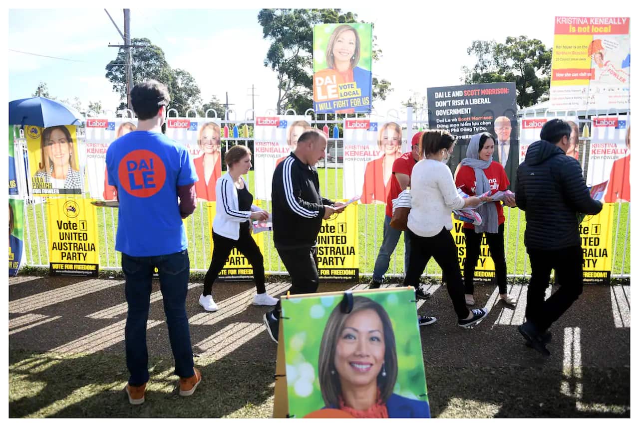 ผู้มีสิทธิเลือกตั้งไปเลือกตั้งล่วงหน้าที่ศูนย์เลือกตั้งล่วงหน้าแห่งหนึ่งในเขตเลือกตั้งฟาวเลอร์ ของซิดนีย์ ในวันพฤหัสบดีที่ 19 พฤษภาคม 2022