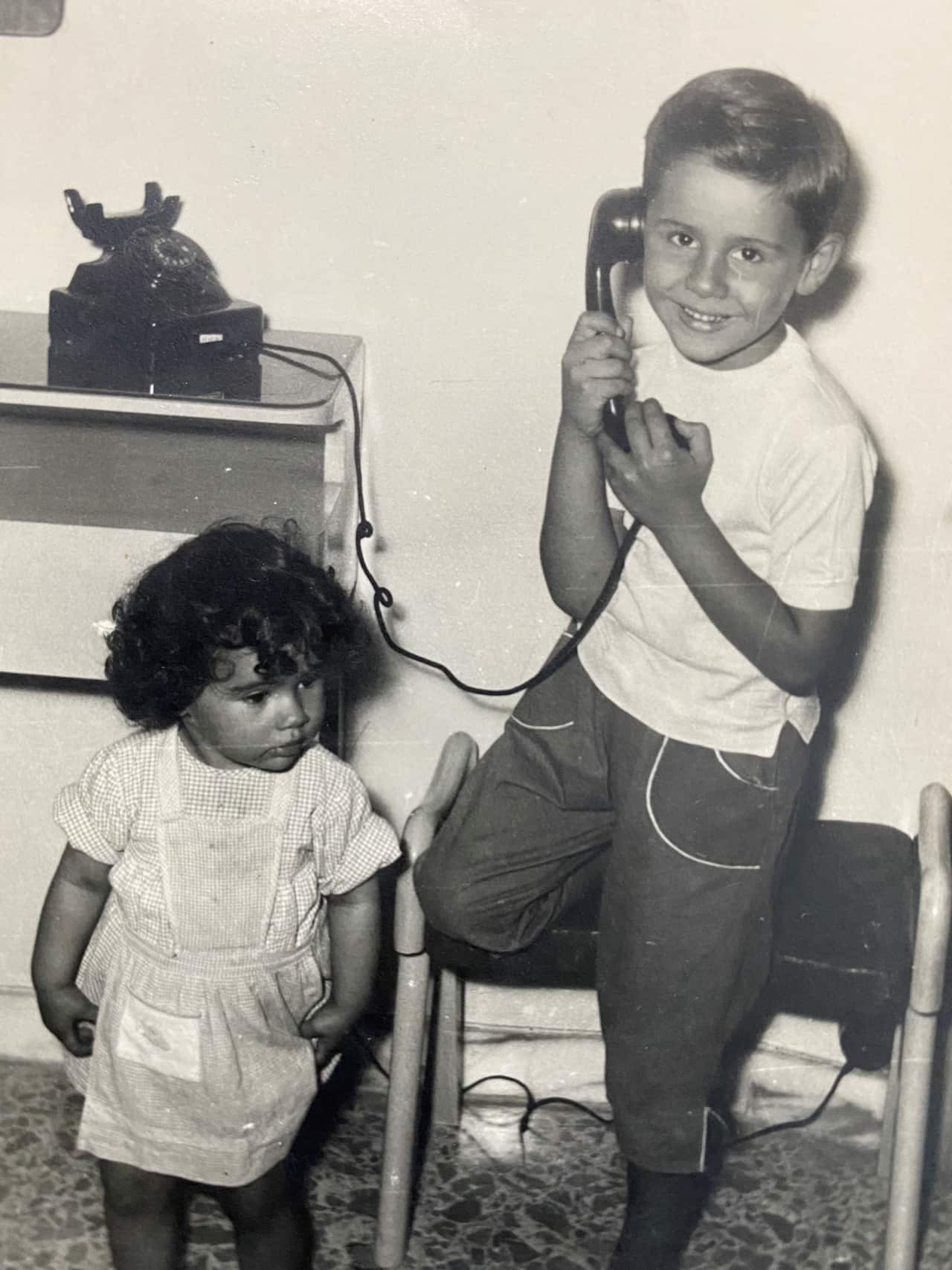 Francesco Pascalis at home in Rome with her sister Luisa in 1957,